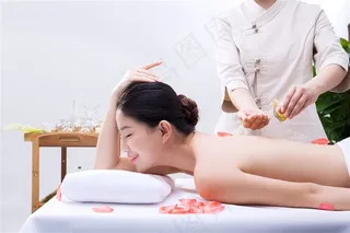 技师给美女抹精油按摩