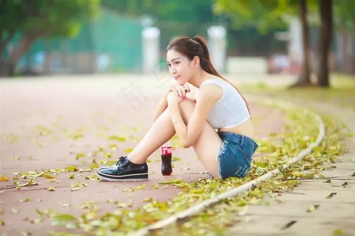 校园长发牛仔短裤美女写真