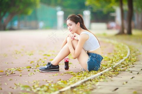 校园长发牛仔短裤美女写真 校园长发牛仔短裤美女写真