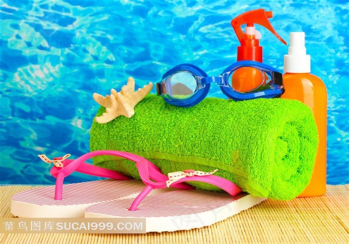 海滨度假用品--人字拖塑料瓶毛巾高清图片