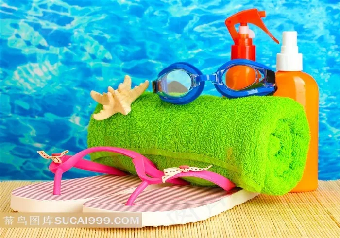 海滨度假用品--人字拖塑料瓶毛巾高清图片