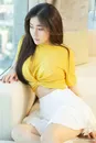 坐在沙发上的高清性感美女图片可爱多