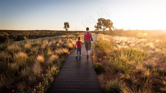 夕阳下妈妈手拉手牵着孩子背影母爱家庭图片 夕阳下妈妈手拉手牵着孩子背影母爱家庭图片