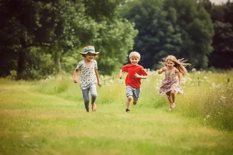 草丛奔跑儿童玩耍快乐背景图