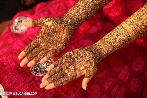 双手纹身的女性人物高清图