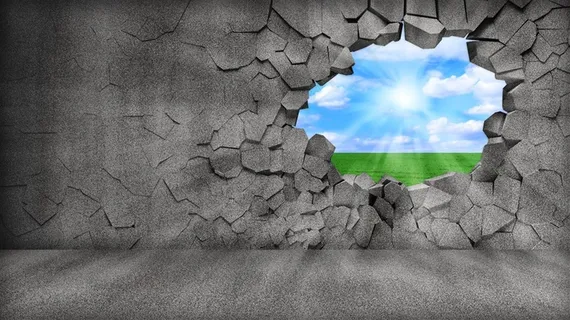 破壁外的蓝天白云草地图片