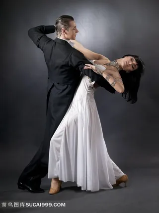 正在跳舞的情侣图片