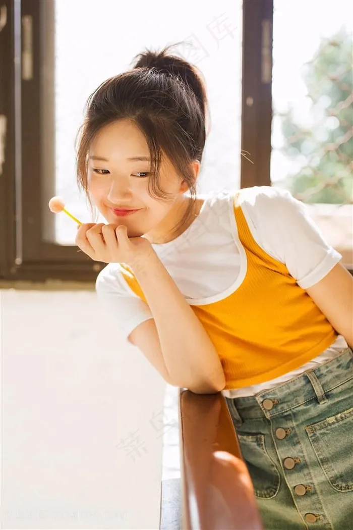 吃棒棒糖的清纯美女图片