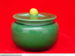 中华传统工艺-绿色的瓷罐