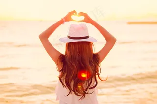 海边看日出背影图片