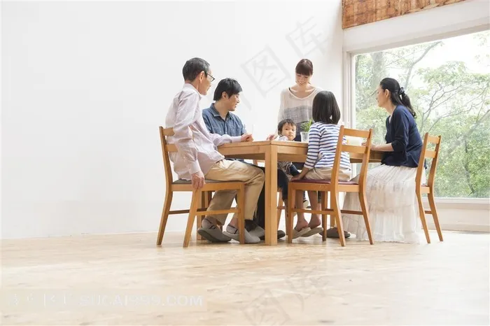 围坐在桌子边的一家人特写摄影高清图片