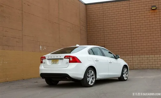 白色汽车车尾壁纸