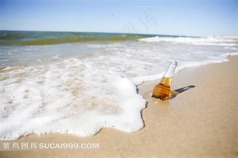 沙滩上布满泡沫的创意啤酒广告