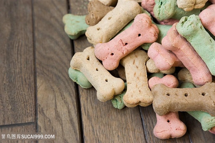 高清木板上的狗粮图片