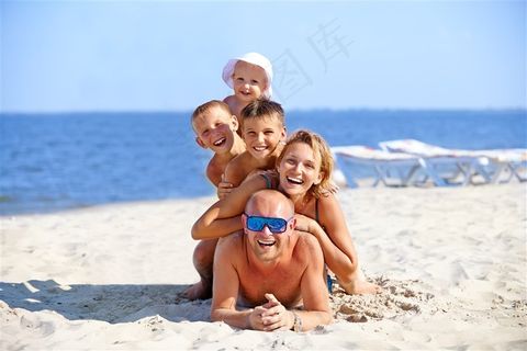 沙滩欧美一家人写真