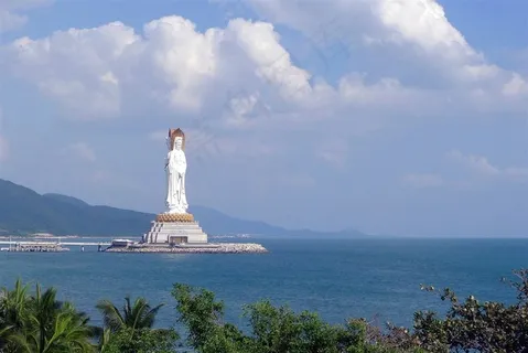 绿树环绕的海上菩萨