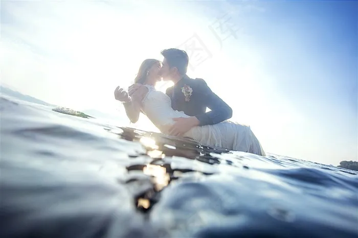 海水中亲吻的情侣