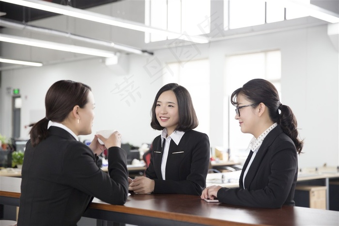 相互交流的商务白领