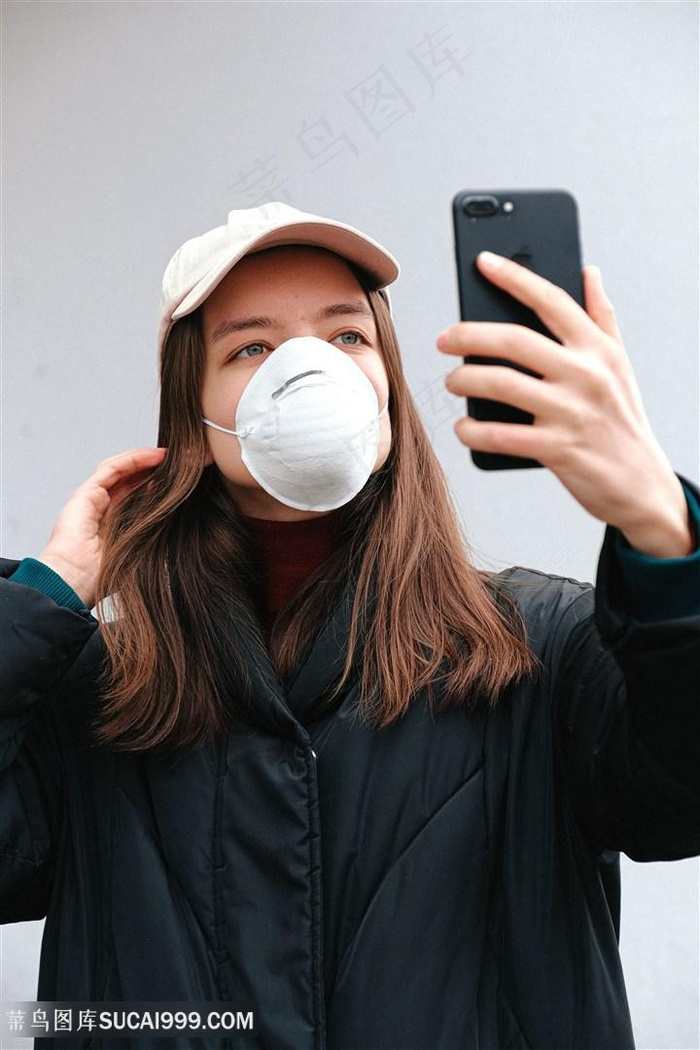 戴口罩自拍的女性图片