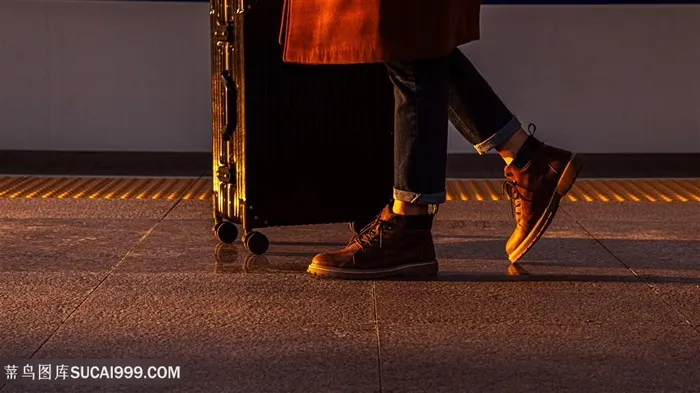 青年男性赶高铁特写