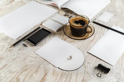 木桌上的咖啡跟白纸