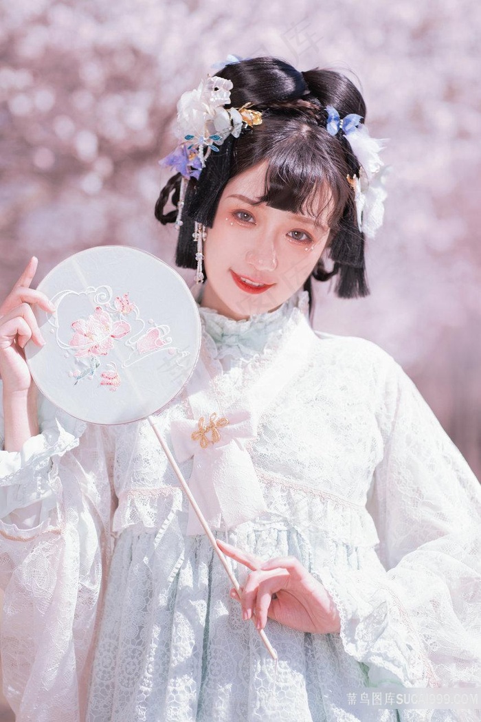 高清拿着传统刺绣扇子的古装少女图片