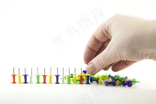排列彩色图钉的手图片