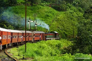 穿越大山里的旅客列车
