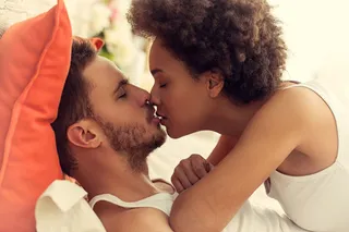 欧美情侣床上接吻图片