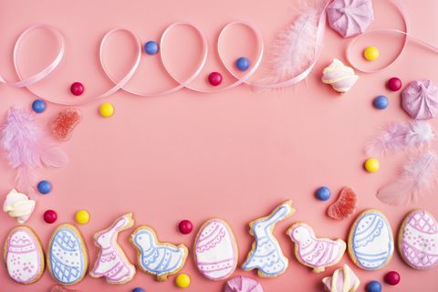 自制复活节饼干在粉红色的背景平俯视图