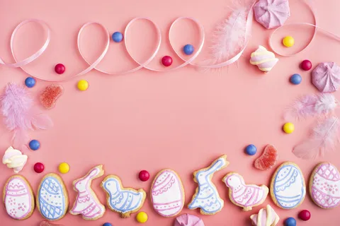 自制复活节饼干在粉红色的背景平俯视图