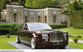 欧式建筑花园中停着的劳斯莱斯rolls-royce豪华汽车