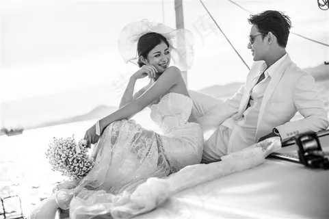 海边游艇上的一对恋人婚纱样片 海边游艇上的一对恋人婚纱样片