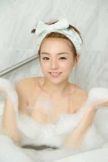 洗泡泡浴的性感日本美女图片篠崎愛