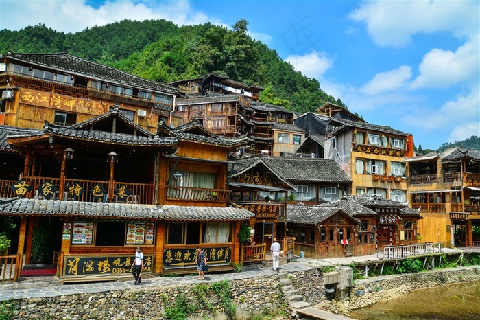 蓝天白云下贵州西江千户苗寨风景