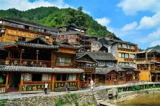 蓝天白云下贵州西江千户苗寨风景