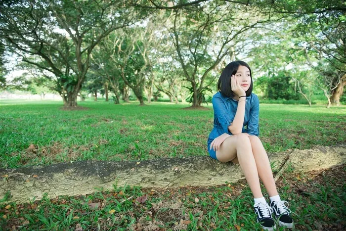 公园清纯衬衫裙美女高清图