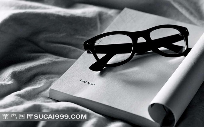 书本上的黑色眼镜