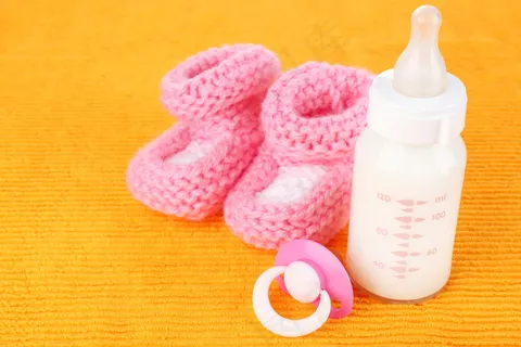婴儿鞋奶瓶图片