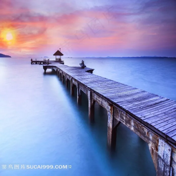 黄昏唯美海上木桥风景图片