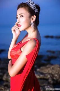 海边红裙美女写真