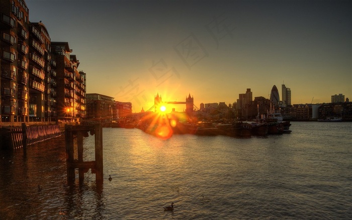 夕阳水上城市美景风景画