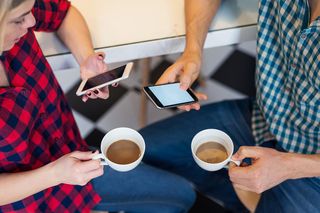 喝咖啡玩手机的情侣