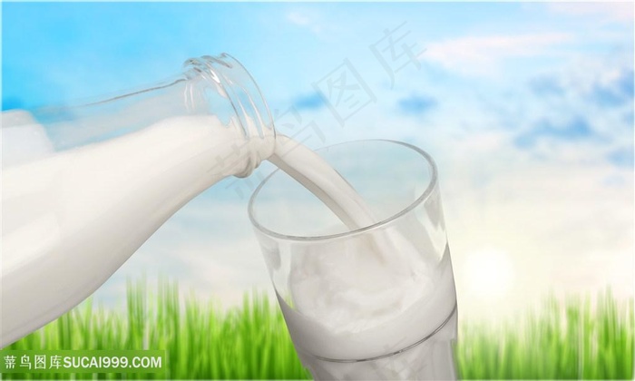 新鲜的牛奶与户外美景高清图
