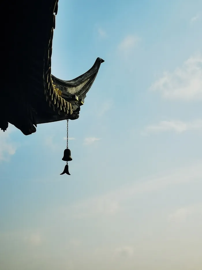复古建筑屋檐钟天空