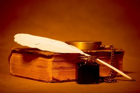 桌子上的厚本子和笔