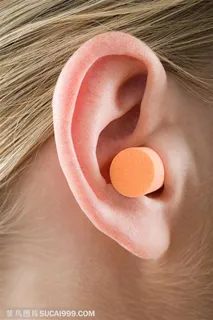 人体器官特写-耳朵上带着耳塞