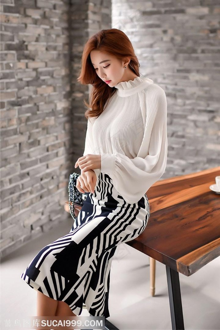 坐在桌子上的韩国美女朴秀妍高清图片