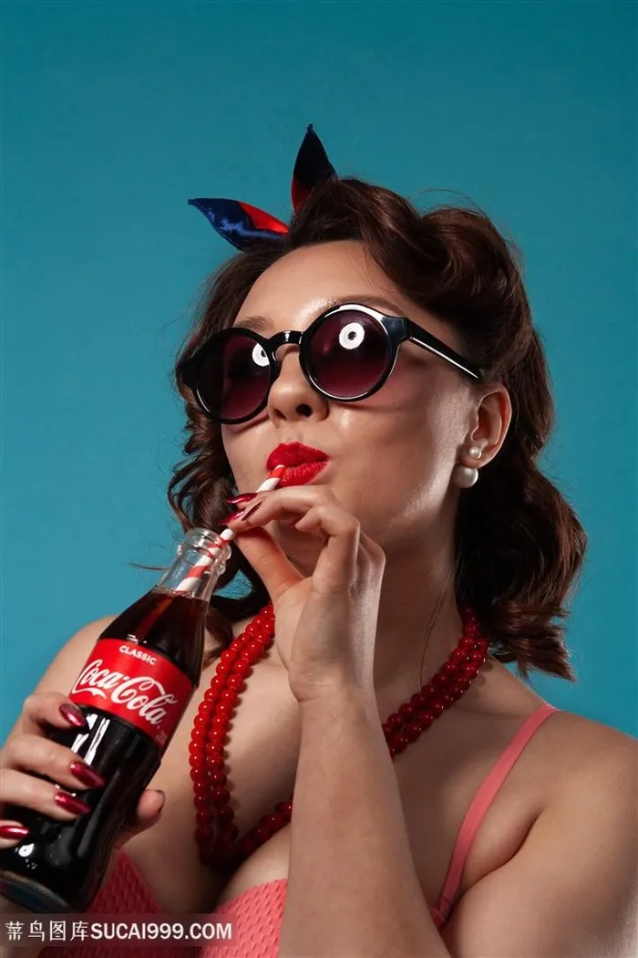戴墨镜喝可乐的女性图片