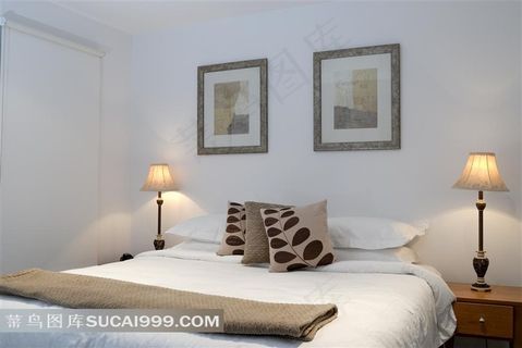 卧室里的画框台灯大床家居摄影高清图片